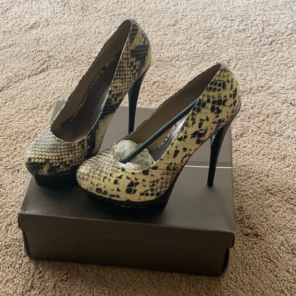 BNIB pu Snakeskin Stilettos - size 6